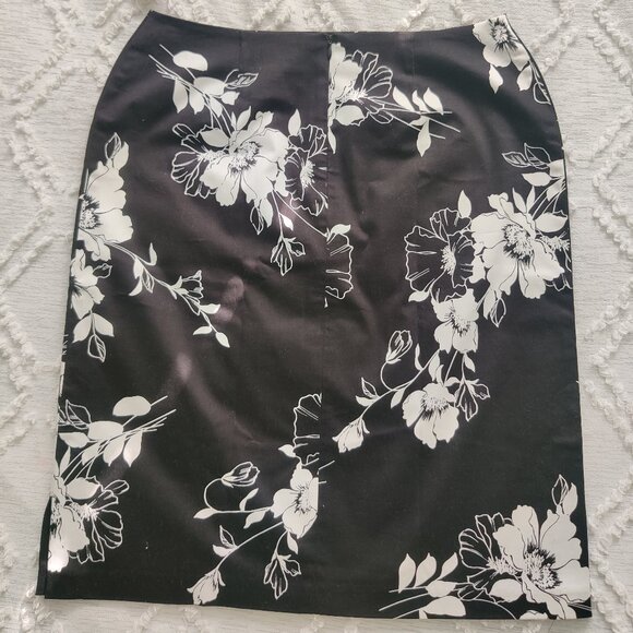 Worthington Black and White Flowered Skirt Size 10 - Picture 2 of 5
